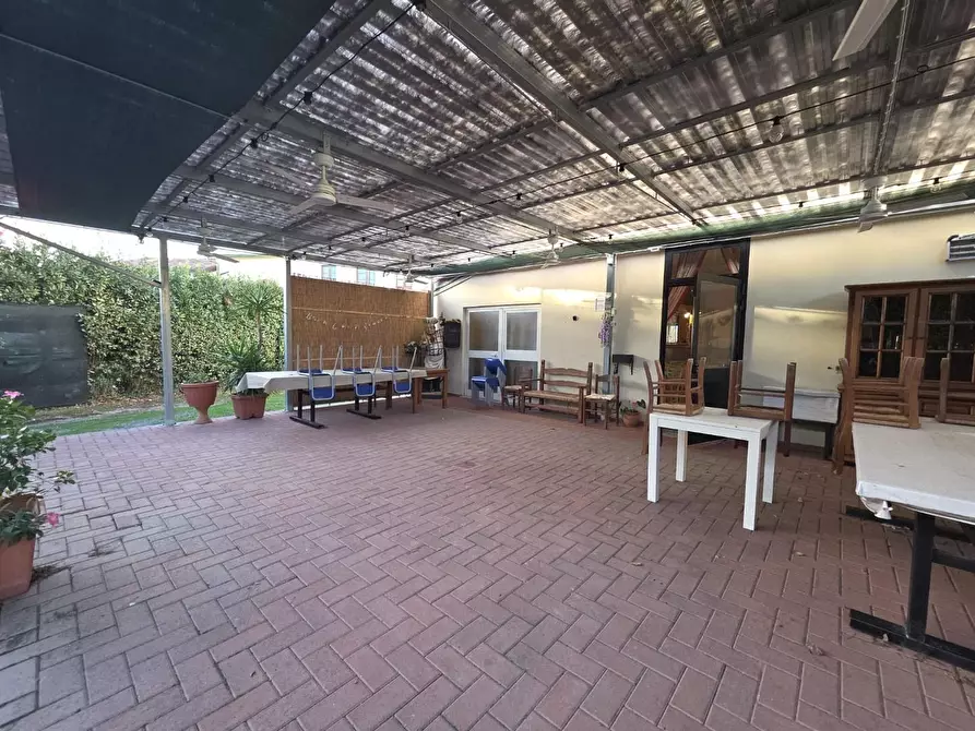 Immagine 16 di Locale commerciale in vendita  a Capannori