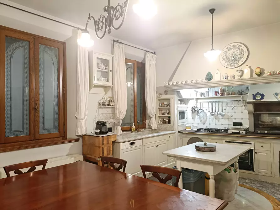 Immagine 13 di Palazzo in vendita  a Empoli