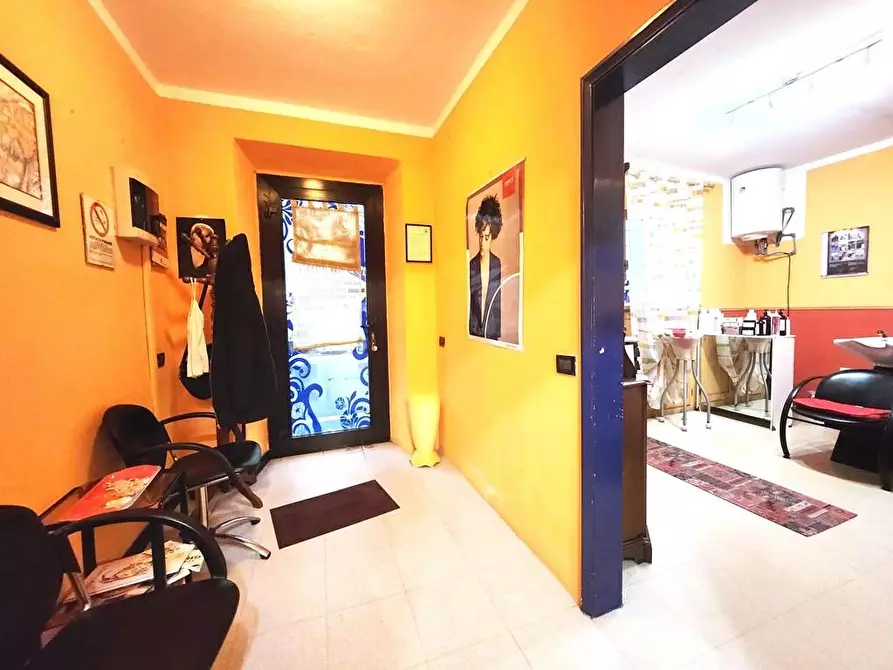 Immagine 3 di Locale commerciale in vendita  a Lucca