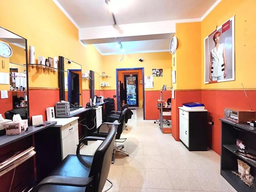 Immagine 1 di Locale commerciale in vendita  a Lucca