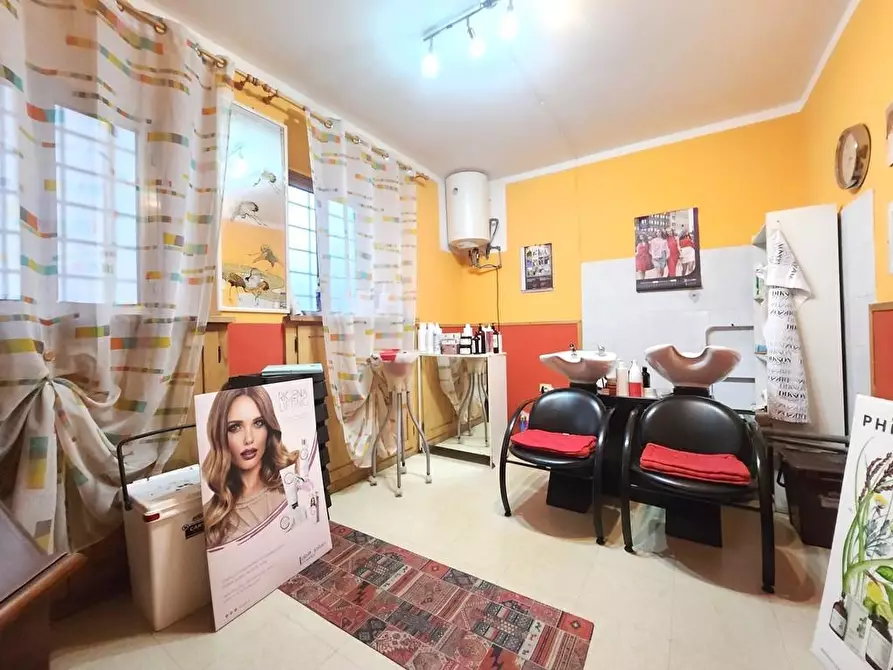 Immagine 4 di Locale commerciale in vendita  a Lucca