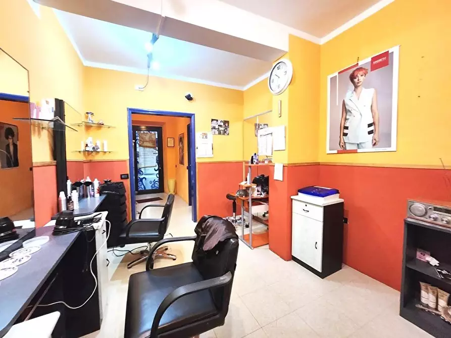 Immagine 7 di Locale commerciale in vendita  a Lucca