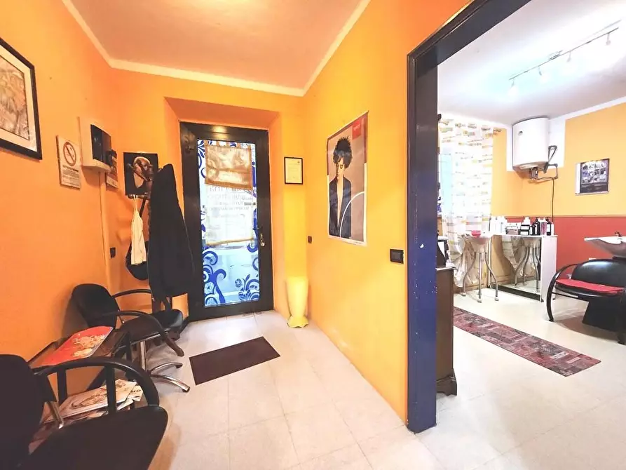 Immagine 2 di Locale commerciale in vendita  a Lucca