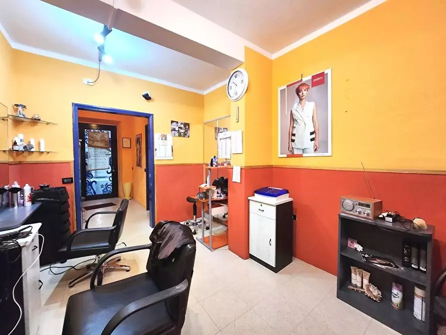 Immagine 8 di Locale commerciale in vendita  a Lucca