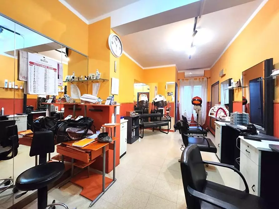 Immagine 6 di Locale commerciale in vendita  a Lucca