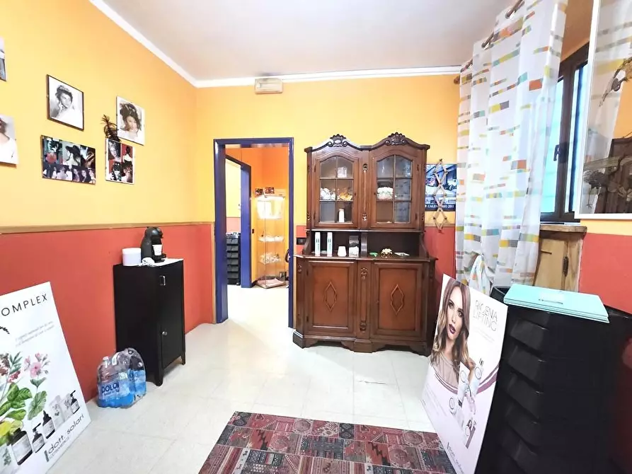 Immagine 5 di Locale commerciale in vendita  a Lucca