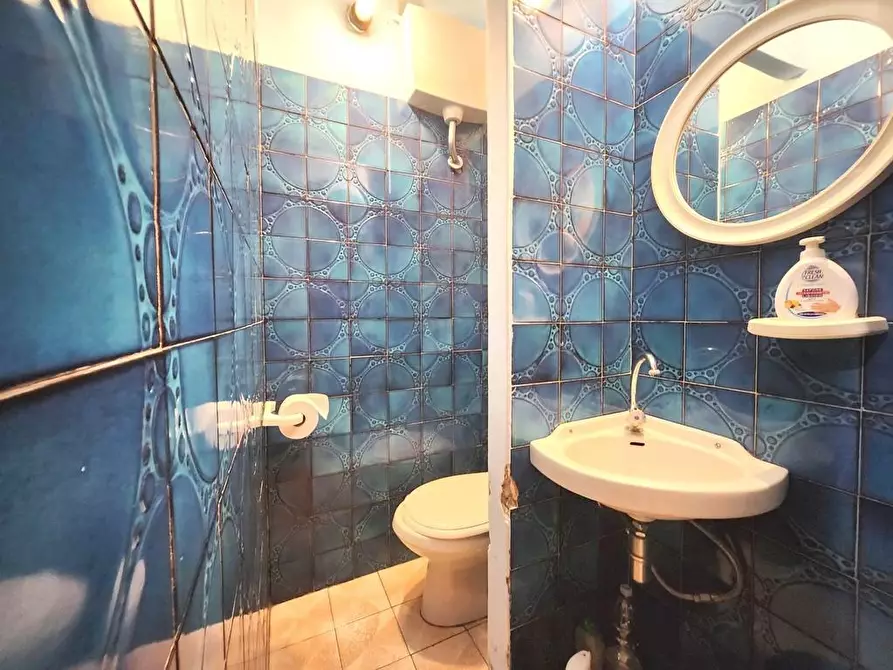 Immagine 9 di Locale commerciale in vendita  a Lucca