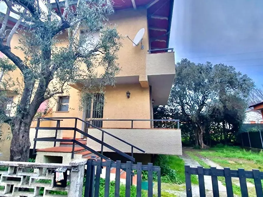 Immagine 2 di Casa bifamiliare in vendita  a Montignoso