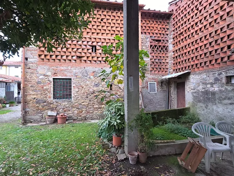 Immagine 13 di Deposito in vendita  a Capannori