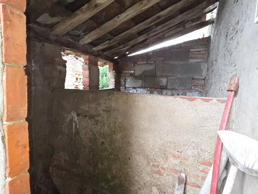 Immagine 2 di Deposito in vendita  a Capannori