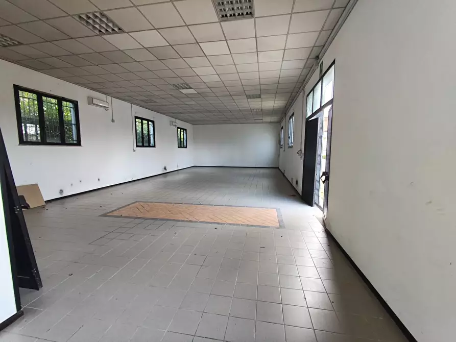 Immagine 20 di Attività artigianale in affitto  a Capannori