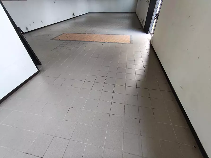 Immagine 17 di Attività artigianale in affitto  a Capannori