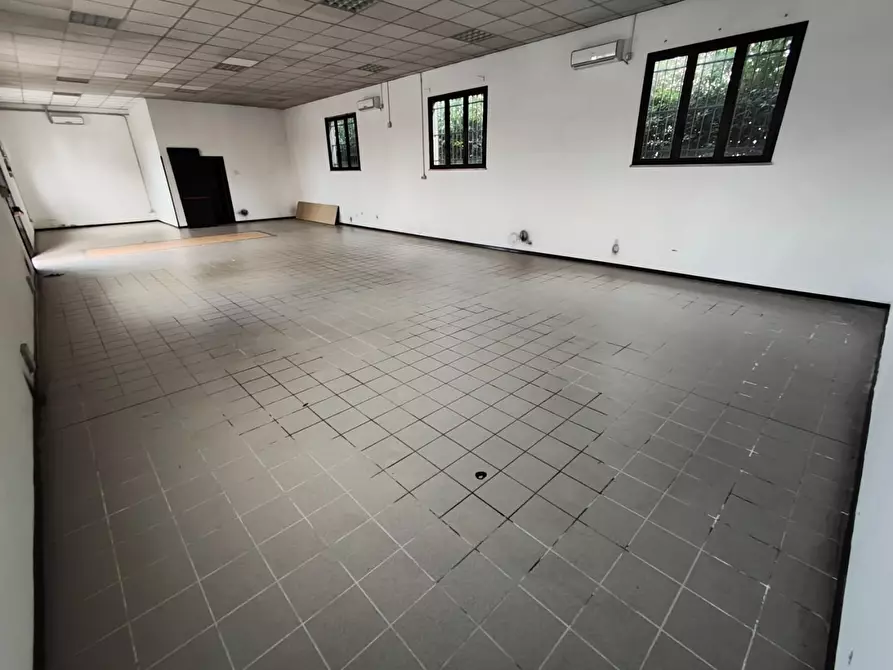 Immagine 5 di Attività artigianale in affitto  a Capannori