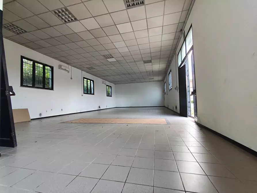 Immagine 19 di Attività artigianale in affitto  a Capannori