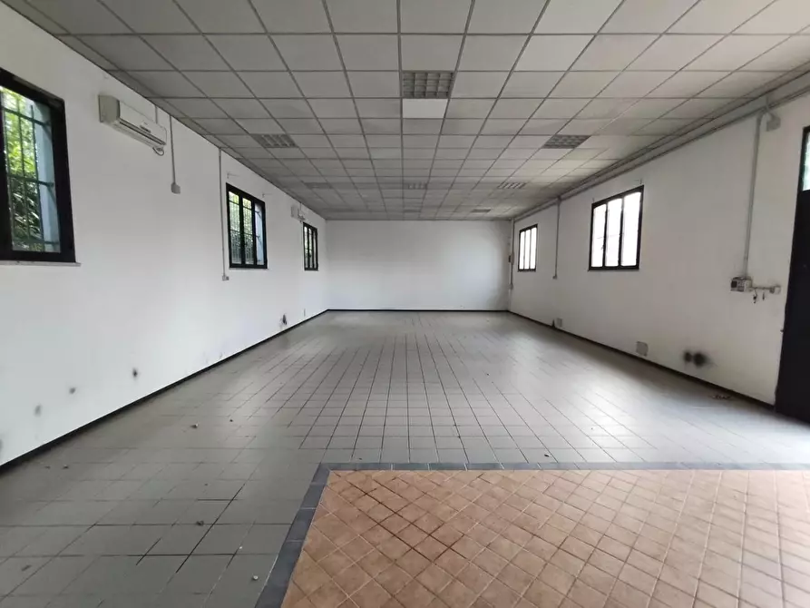 Immagine 16 di Attività artigianale in affitto  a Capannori