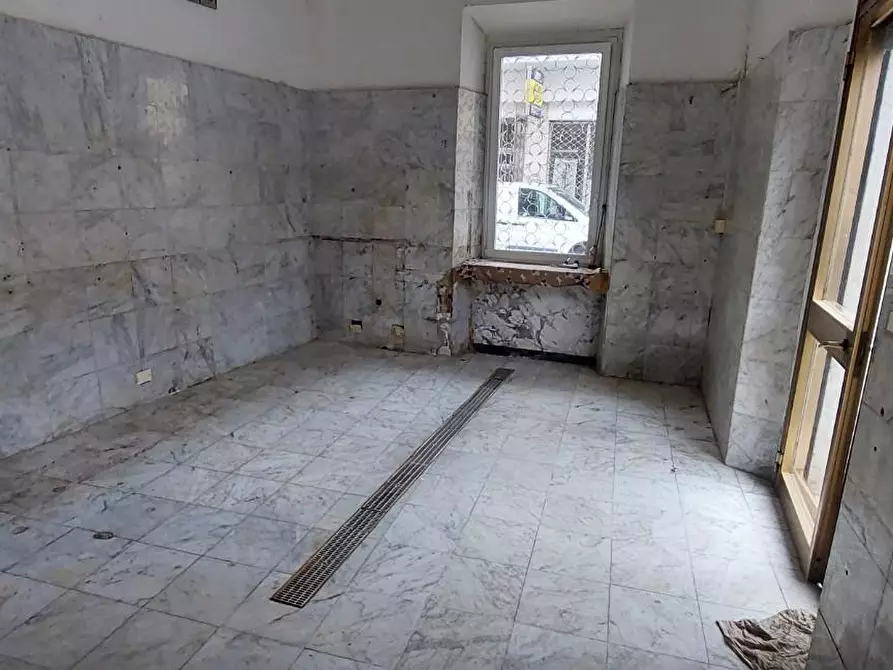 Immagine 1 di Negozio in vendita  a Carrara