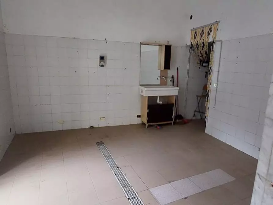 Immagine 4 di Negozio in vendita  a Carrara