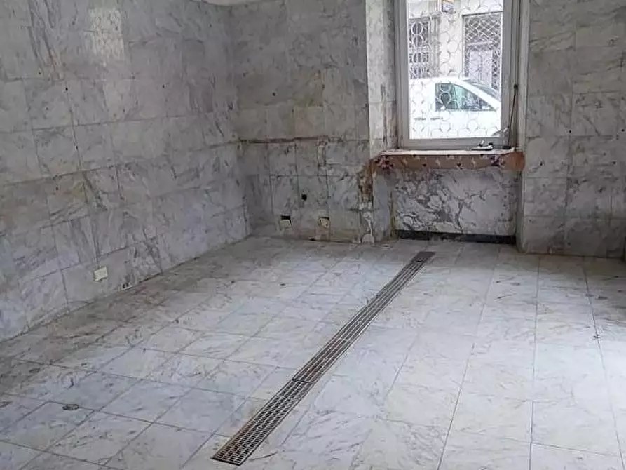 Immagine 2 di Negozio in vendita  a Carrara