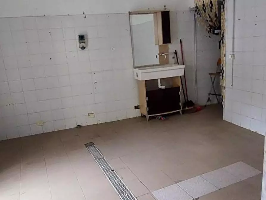 Immagine 3 di Negozio in vendita  a Carrara