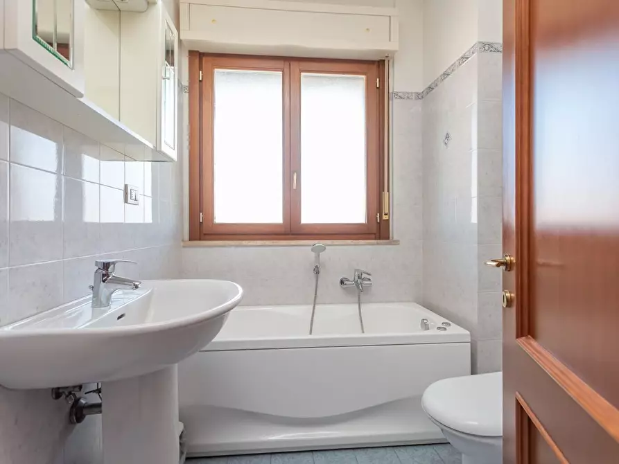 Immagine 9 di Mansarda in vendita  a Roma