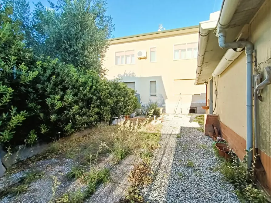 Immagine 43 di Casa bifamiliare in vendita  a San Giuliano Terme