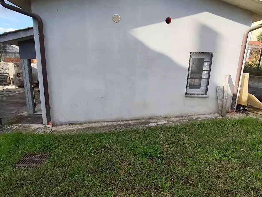 Immagine 9 di Villa in vendita  a Lucca