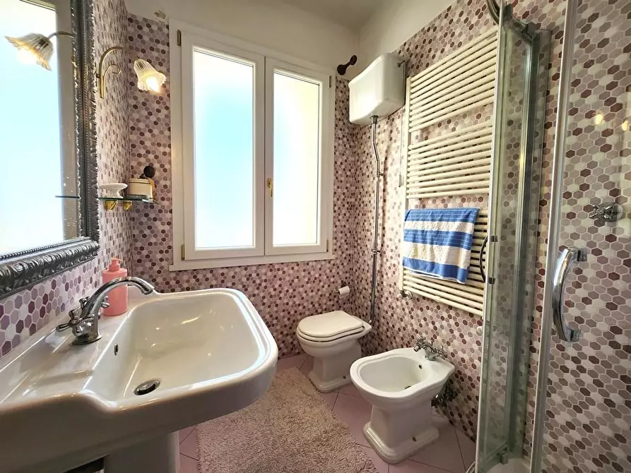 Immagine 14 di Appartamento in vendita  a Lucca