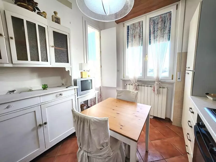 Immagine 11 di Appartamento in vendita  a Lucca