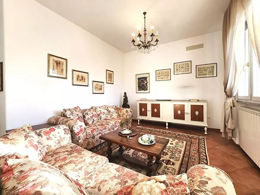 Immagine 5 di Appartamento in vendita  a Lucca