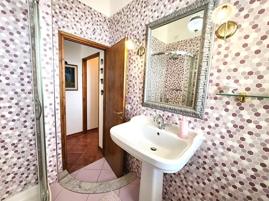 Immagine 13 di Appartamento in vendita  a Lucca