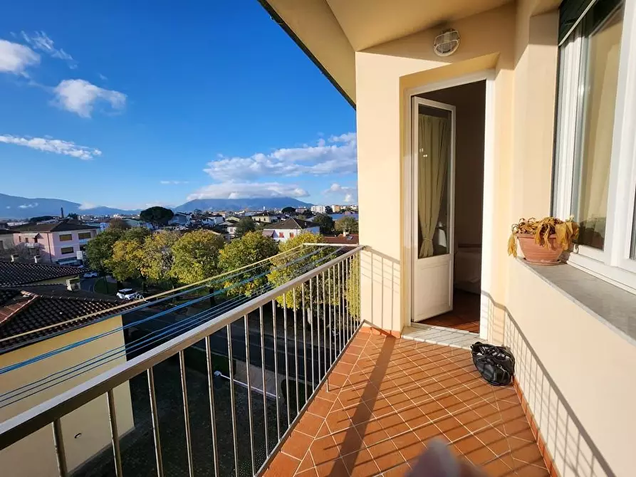 Immagine 9 di Appartamento in vendita  a Lucca