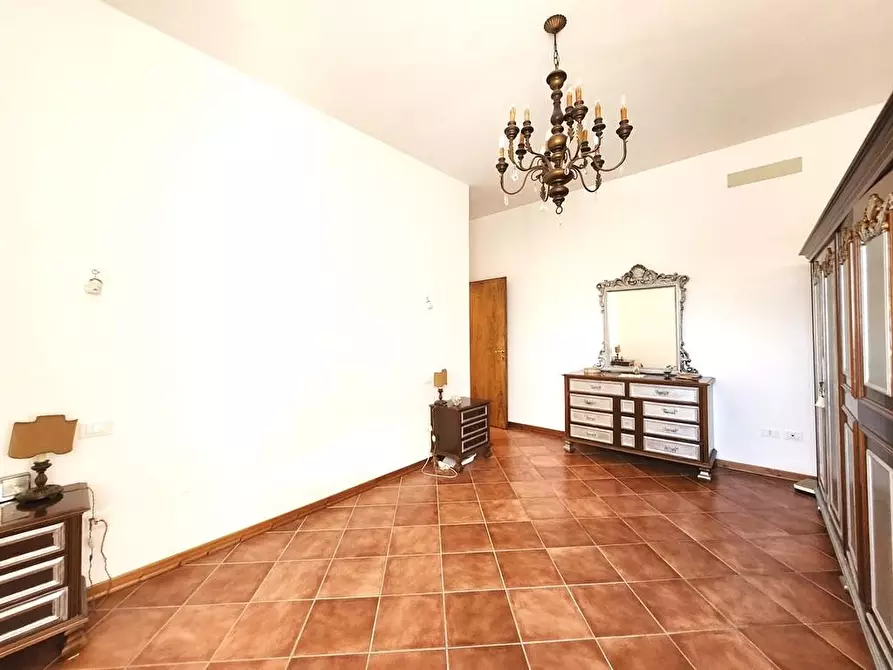 Immagine 16 di Appartamento in vendita  a Lucca