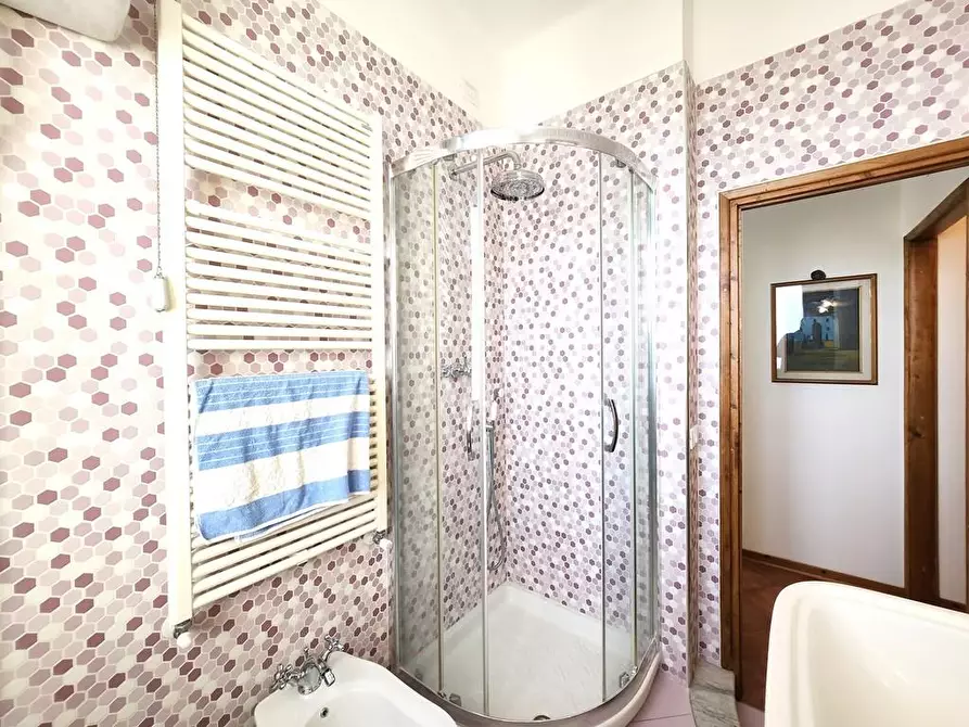 Immagine 15 di Appartamento in vendita  a Lucca