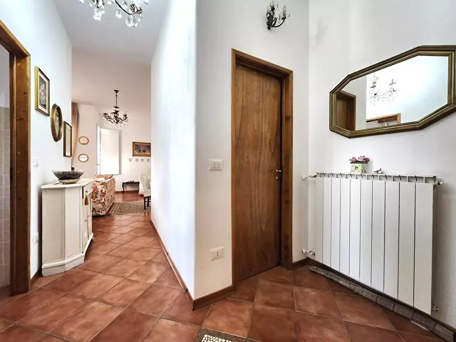 Immagine 2 di Appartamento in vendita  a Lucca