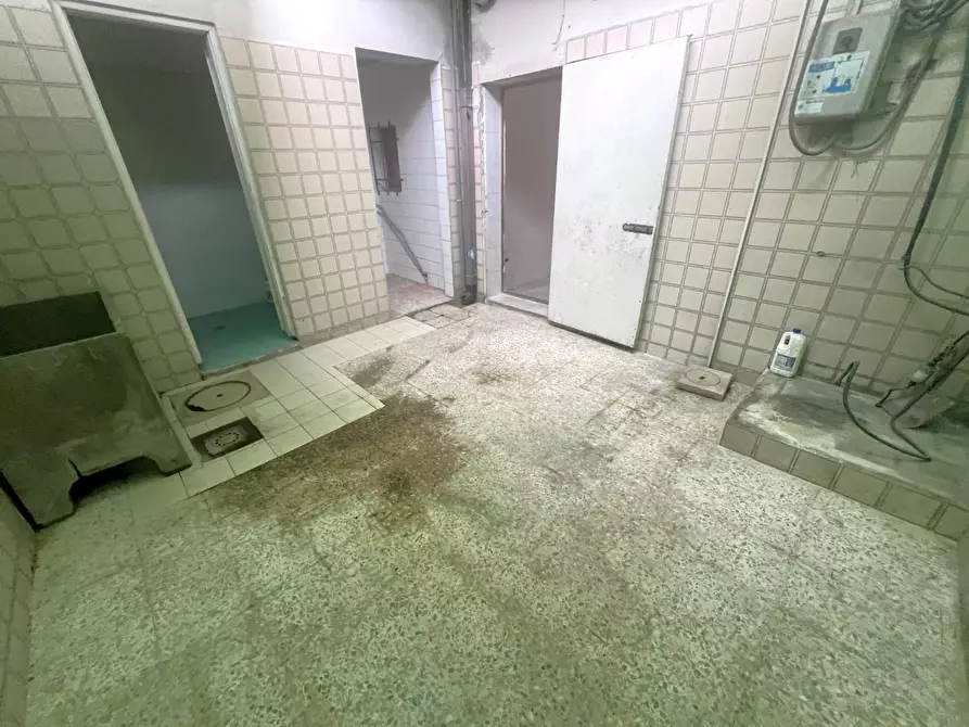 Immagine 10 di Locale commerciale in vendita  a Pisa