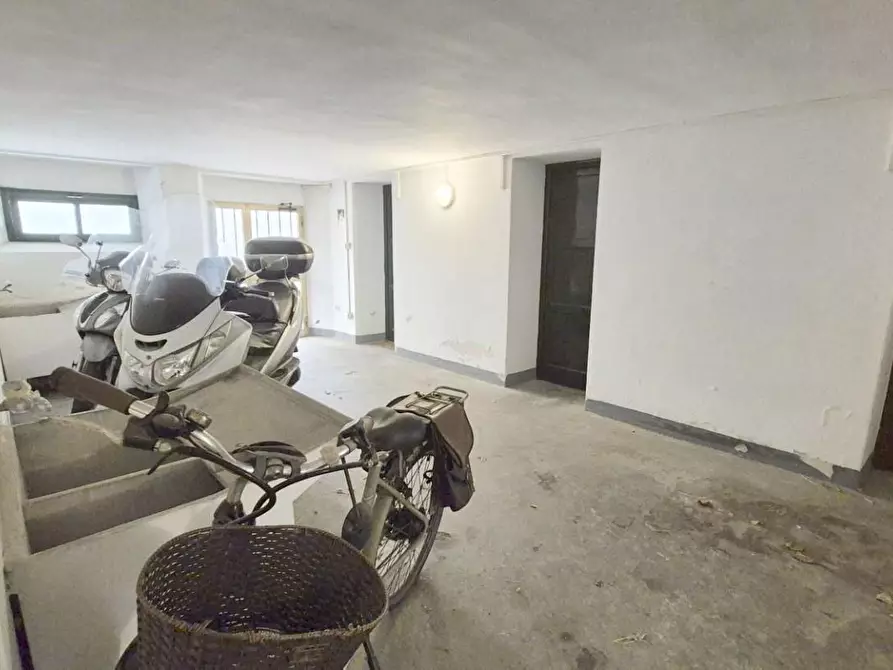 Immagine 96 di Appartamento in vendita  a Viareggio