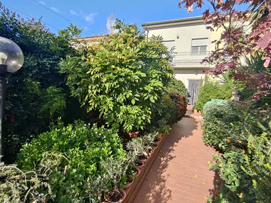 Immagine 38 di Villa in vendita  a Viareggio