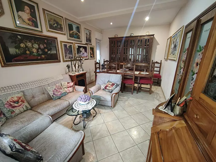 Immagine 2 di Villa in vendita  a Viareggio