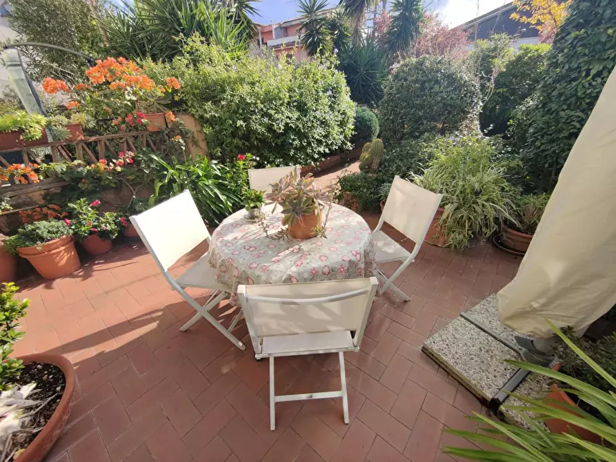 Immagine 3 di Villa in vendita  a Viareggio