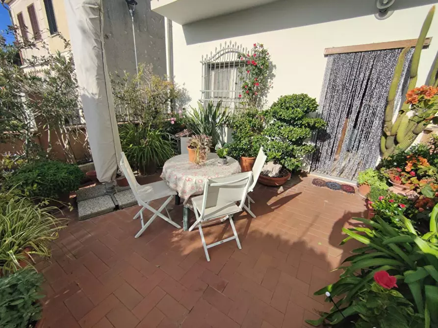 Immagine 4 di Villa in vendita  a Viareggio