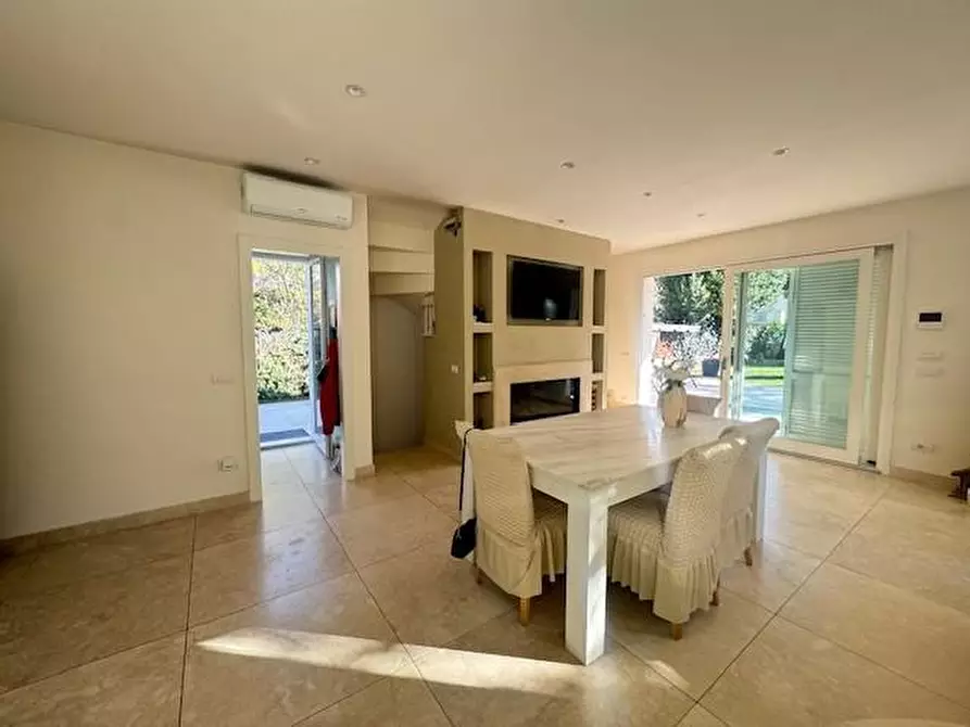 Immagine 7 di Villa in vendita  a Forte Dei Marmi