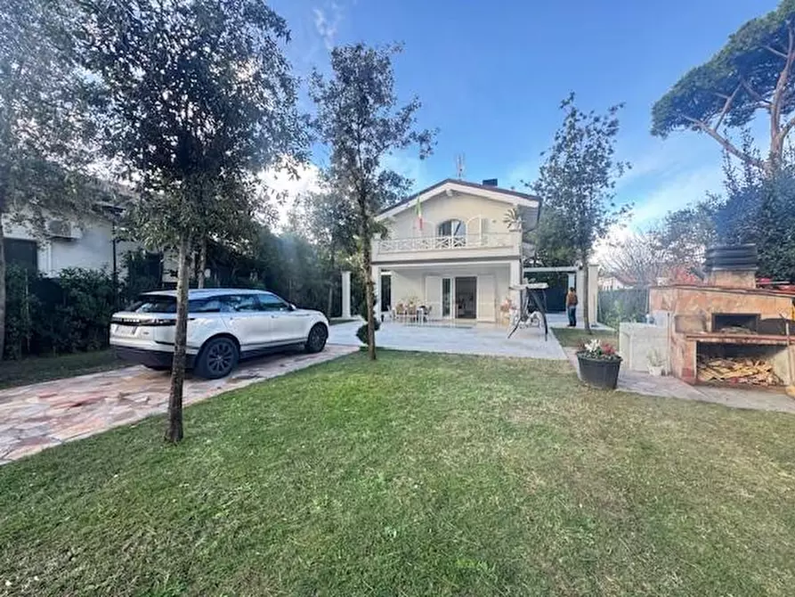 Immagine 4 di Villa in vendita  a Forte Dei Marmi