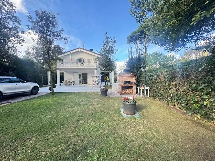 Immagine 1 di Villa in vendita  a Forte Dei Marmi