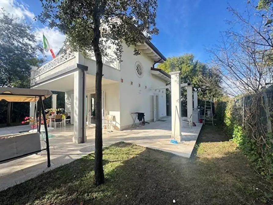 Immagine 5 di Villa in vendita  a Forte Dei Marmi