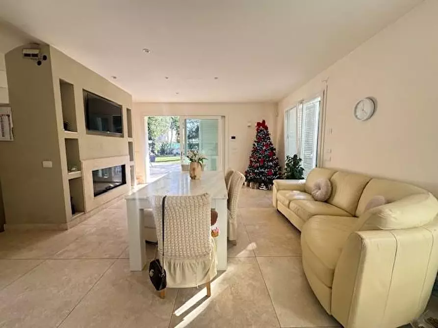 Immagine 9 di Villa in vendita  a Forte Dei Marmi