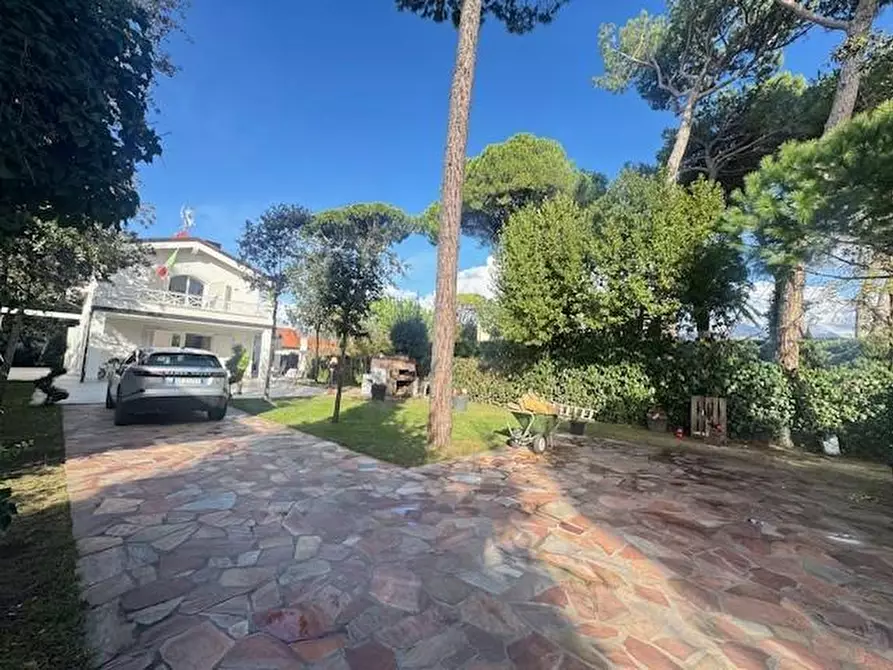 Immagine 2 di Villa in vendita  a Forte Dei Marmi