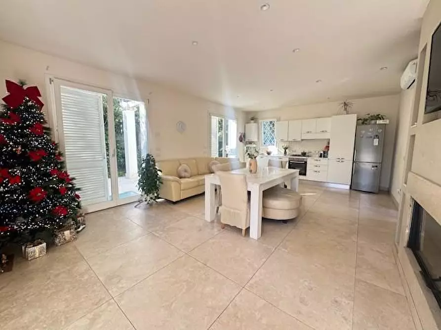 Immagine 10 di Villa in vendita  a Forte Dei Marmi