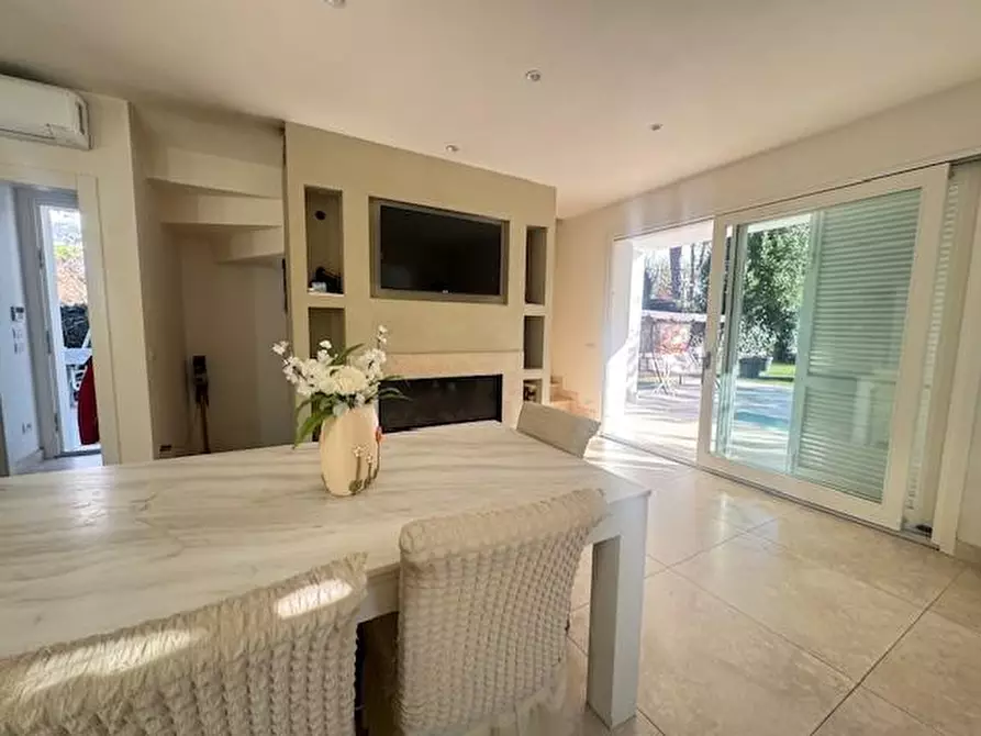 Immagine 12 di Villa in vendita  a Forte Dei Marmi