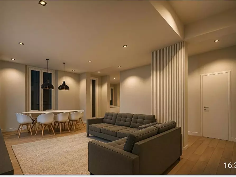 Immagine 13 di Appartamento in vendita  a Lucca