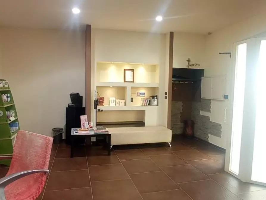 Immagine 13 di Locale commerciale in vendita  a Vinci